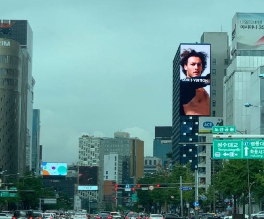 SB타워 강남 세로형 전광판 광고